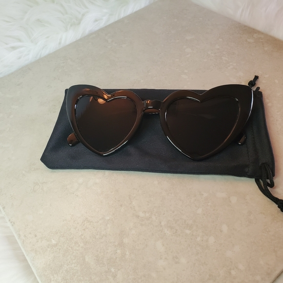 SOLD๐HP๐Retro Black Heart Sunglasses - Picture 7 of 8